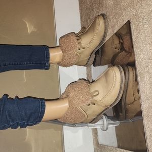 Boots, size 6, tan, faux fur